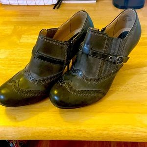White Mountain women’s bootie heels gray/grey size 8 oxford retro vintage style